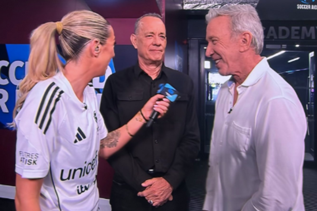 Tom Hanks et Tim Allen surprennent la foule de Soccer Aid avec un moment Toy Story avant le coup d'envoi